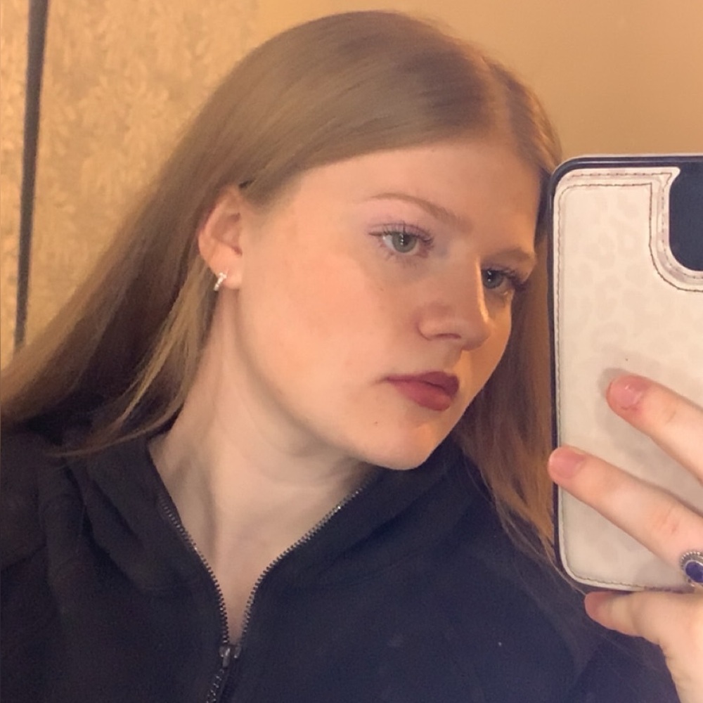 Meet your posher! My name is Izzy and I mostly sell lululemon!